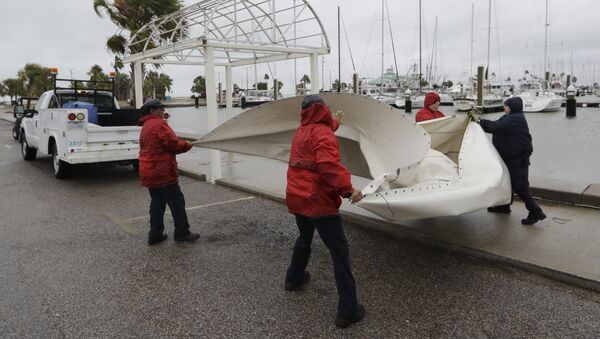 Pessoas se preparam para a chegada do furacão Harvey em Corpus Christi, Texas - Sputnik Brasil