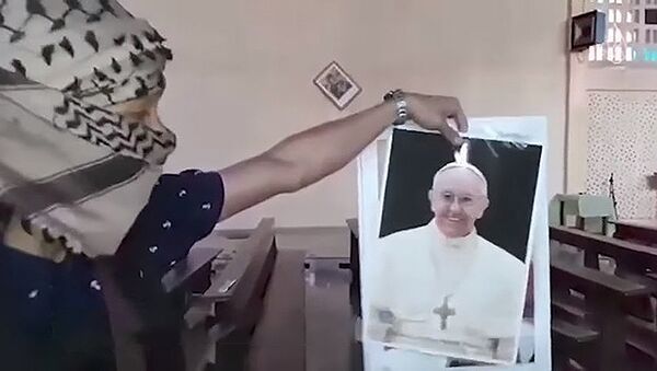 Terrorista do Daesh rasga foto do papa Francisco e faz ameaças contra líder católico - Sputnik Brasil