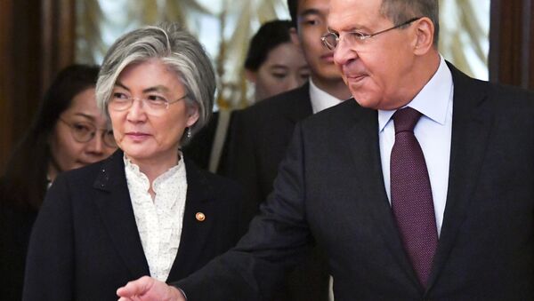 A ministra sul-coreana Kang Kyung-wha se encontrou com o chanceler russo Sergei Lavrov em Moscou - Sputnik Brasil