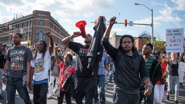 Demonstrators chant on Pennsylvania Avenue in Baltimore, Maryland, April 28, 2015 - Sputnik Brasil