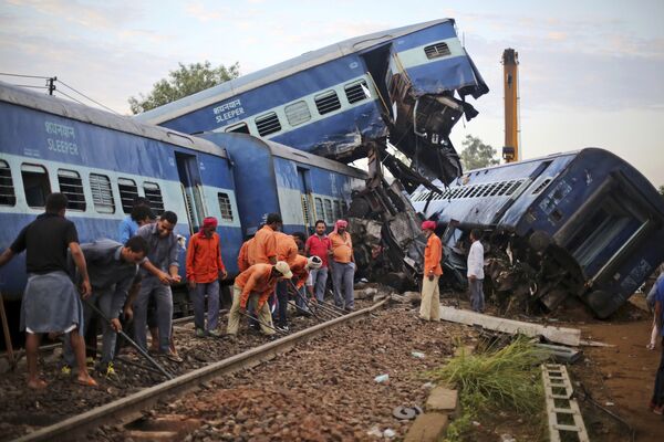 Serviços de resgate trabalham no local do acidente de trem, Khatauli, Índia - Sputnik Brasil