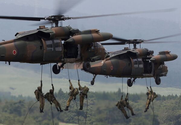 Tropas terrestres japonesas desembarcam de um helicóptero UH-60 Black Hawk - Sputnik Brasil