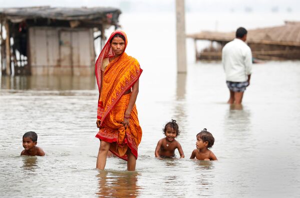 Mulher em aldeia inundada, estado de Bihar, Índia - Sputnik Brasil