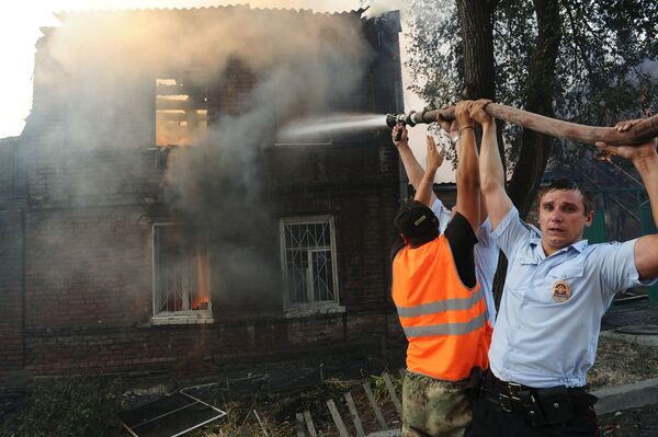 Efetivos da polícia ajudam no combate ao fogo em Rostov-no-Don, sul da Rússia - Sputnik Brasil