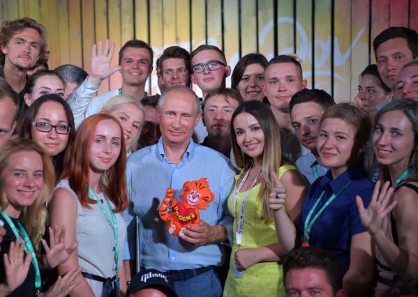 Vladimir Putin visita fórum educativo juvenil Tavrida, realizado na Crimeia - Sputnik Brasil