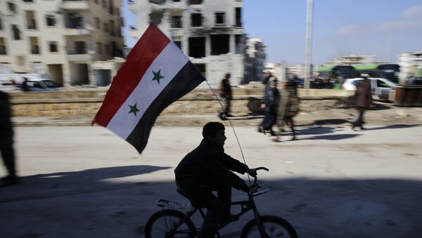 Um menino de bicicleta com uma bandeira da Síria (arquivo) - Sputnik Brasil