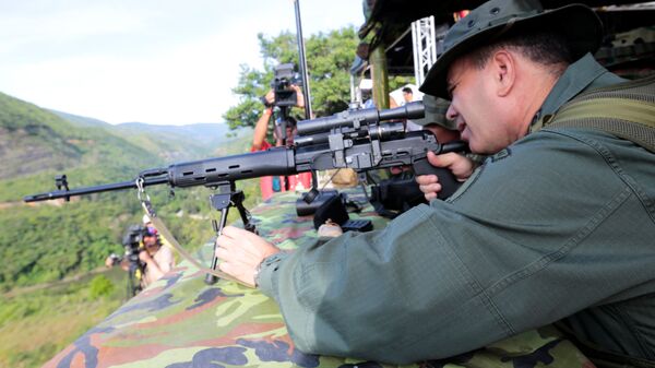 Ministro da Defesa da Venezuela, Vladimir Padrino López, utiliza rifle durante exercício militar - Sputnik Brasil