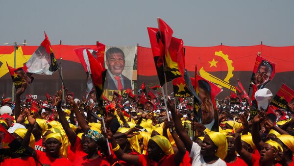 Os apoiantes gritam em apoio ao presidenciável do MPLA, João Lourenço, durante um comício em Angola, em 17 agosto de 2017 - Sputnik Brasil