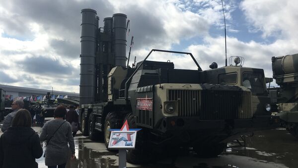 Sistemas de defesa antimíssil russos S-300 no fórum EXÉRCITO 2017 - Sputnik Brasil