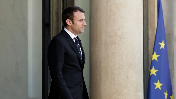 O presidente francês, Emmanuel Macron, espera um convidado nas escadas do Palácio do Eliseu, em Paris, França. 15 de Maio de 2017. - Sputnik Brasil