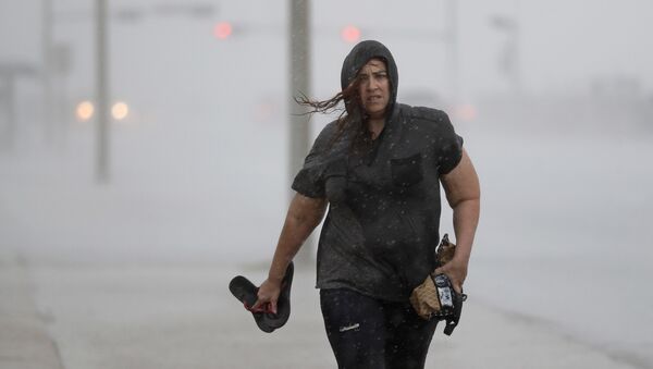 Hillary Lebeb walks along the seawall in Galveston, Texas as Hurricane Harvey intensifies in the Gulf of Mexico Friday, Aug. 25, 2017. - Sputnik Brasil