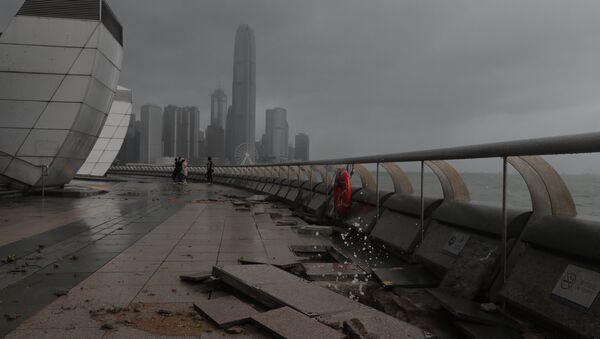 Debris caused by Typhoon Hato damage is strewn across the waterfront of Victoria Habour in Hong Kong, Wednesday, Aug. 23, 2017. - Sputnik Brasil