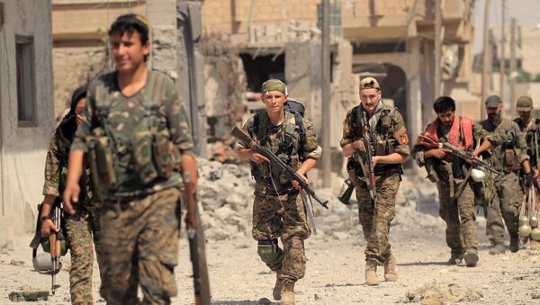 Members of the Syrian Democratic Forces advance toward Islamic State positions in Seif Al Dawla district of Raqqa, Syria August 9, 2017 - Sputnik Brasil