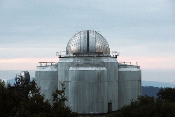 Perto do BTA estão instalados dois telescópios pequenos de 1 e 0,6 metros de diâmetro, respectivamente - Sputnik Brasil