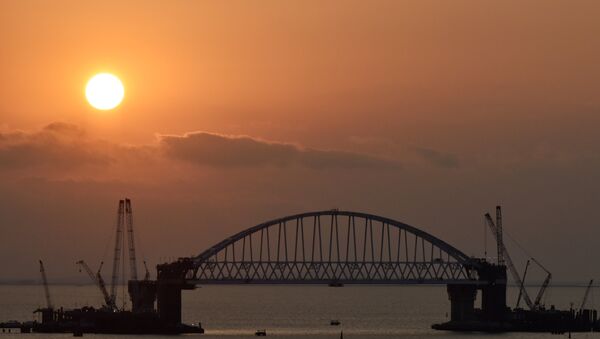 Arco ferroviário da ponte da Crimeia foi erguido e fixado - Sputnik Brasil