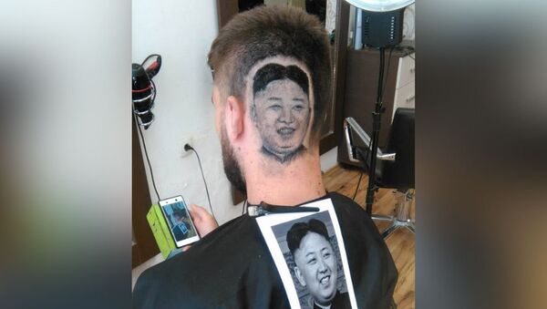 Barbeiro Mario Hvala foi o autor da tatuagem de cabelo com o rosto de Kim Jong-un em seu país natal, a Sérvia - Sputnik Brasil