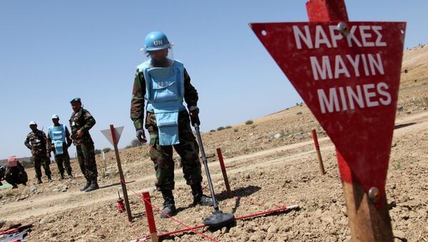 An UNIFIL's Cambodian mine expert demonstrates his work on April 23, 2014 in the UN-controlled buffer zone, where demining operations are being conducted under the auspices of the United Nations Peacekeeping Force in Cyprus (UNFICYP), near the village of Mammari - Sputnik Brasil
