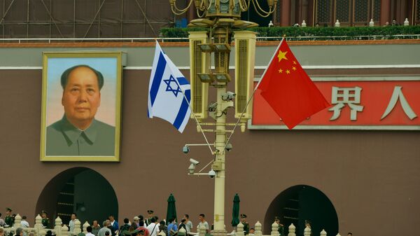 Bandeiras de Israel e China em Pequim (foto de arquivo) - Sputnik Brasil