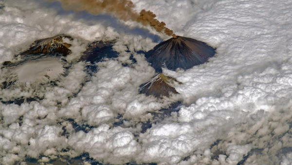 Vulcão Klyuchevskaya Sopka desperta na Península de Kamchatka (Rússia) - Sputnik Brasil