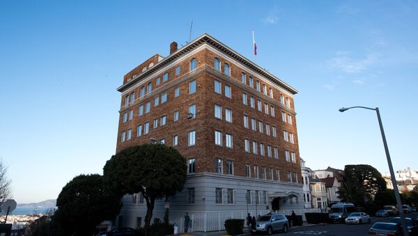 People walk past the Consulate-General of Russia in San Francisco, California on December 29, 2016 - Sputnik Brasil