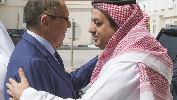 Chanceler russo, Sergei Lavrov, com ministro da defesa do Qatar, Khalid al-Attiyah em Doha, 30 de agosto - Sputnik Brasil