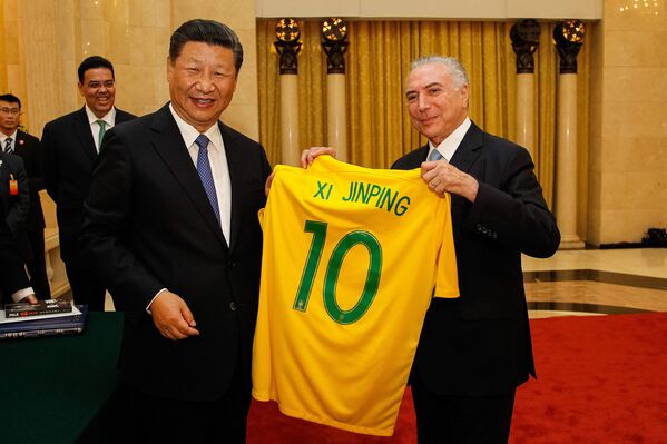 Temer deu uma camiseta da seleção brasileira de futebol ao presidente Xi Jinping. - Sputnik Brasil