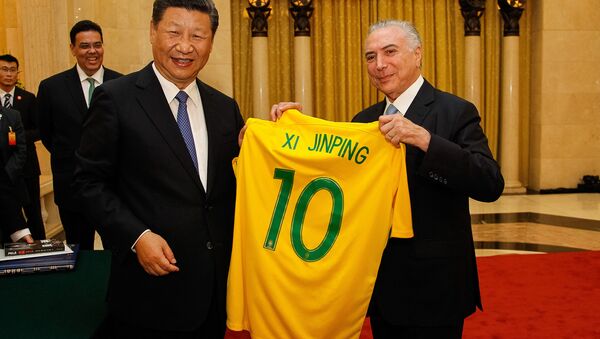 Temer deu uma camiseta da seleção brasileira de futebol ao presidente Xi Jinping. - Sputnik Brasil