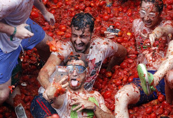 Guerra de tomates La Tomatina na Espanha - Sputnik Brasil