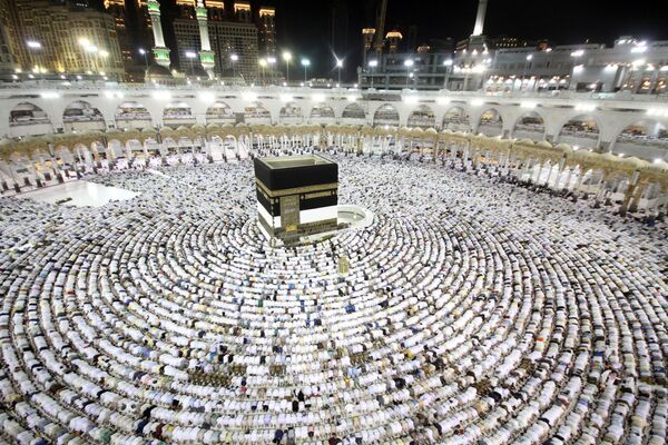 Oração em Meca que se realiza durante a peregrinação muçulmana anual Haje, Arábia Saudita - Sputnik Brasil