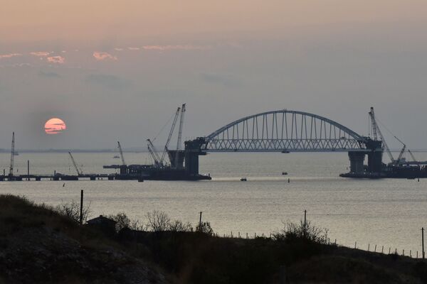 Arco ferroviário instalado na ponte da Crimeia - Sputnik Brasil