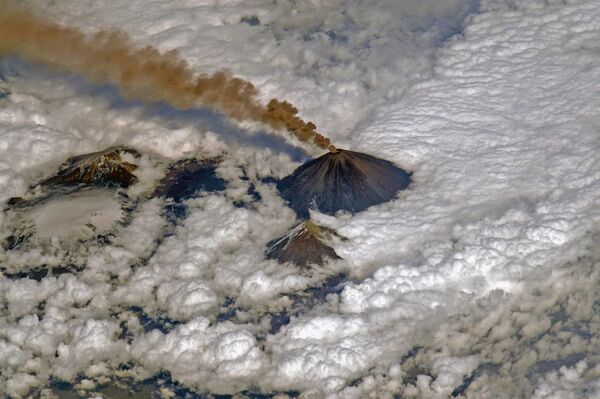 Vulcão Klyuchevskaya Sopka desperta na Península de Kamchatka - Sputnik Brasil