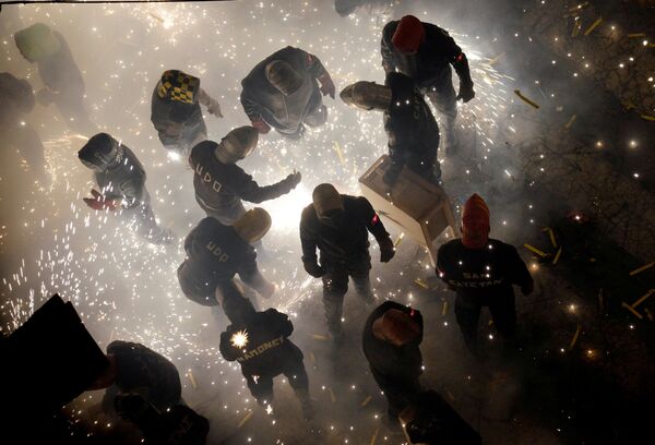 Pessoas lançam fogos de artifício durante o festival anual Corda no povoado de Paterna, Espanha - Sputnik Brasil