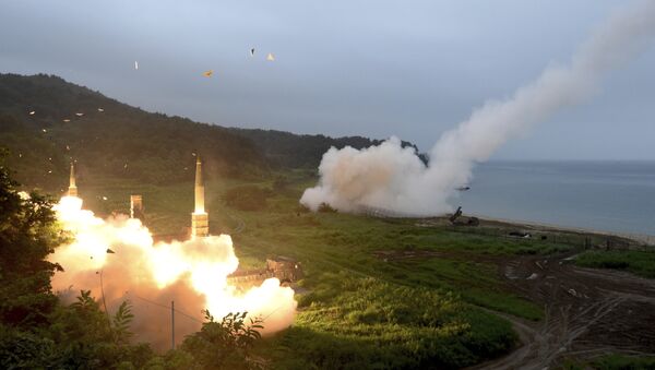 In this photo provided by South Korea Defense Ministry, South Korea's Hyunmoo II Missile system, left, and U.S. Army Tactical Missile System, right, fire missiles during the combined military exercise between the two countries against North Korea at an undisclosed location in South Korea, Saturday, July 29, 2017. - Sputnik Brasil