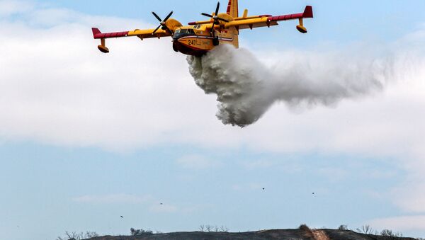 Avião despeja água para conter incêndio na Califórnia - Sputnik Brasil