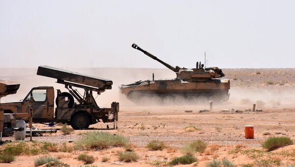 Artilharia do Exército sírio nos arredores de Deir ez-Zor, Síria - Sputnik Brasil