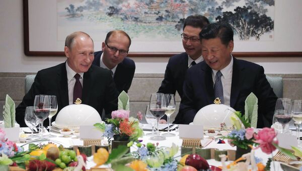 O presidente da Rússia, Vladimir Putin, e o presidente da China, Xi Jinping, durante almoço na cidade de Xiamen, em 3 de setembro de 2017 - Sputnik Brasil