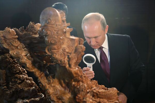 O presidente da Rússia, Vladimir Putin, na Exposição do Patrimônio Cultural da China, em Xiamen - Sputnik Brasil