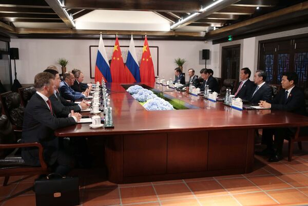 O presidente da Rússia, Vladimir Putin, e o seu homólogo chinês, Xi Jinping, durante negociações no âmbito da nona cúpula do BRICS - Sputnik Brasil