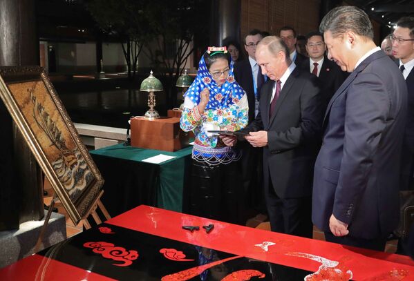 O presidente russo, Vladimir Putin, e o seu homólogo chinês, Xi Jinping, visitam a Exposição do Patrimônio Cultural da China, na cidade de Xiamen - Sputnik Brasil