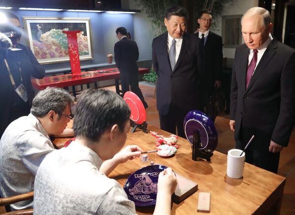 Vladimir Putin e Xi Jinping observam artesanato durante a Exposição do Patrimônio Cultural da China, organizada na cidade de Xiamen - Sputnik Brasil