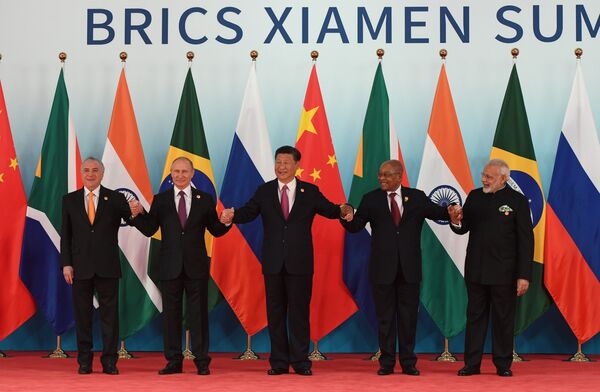 O presidente da Federação da Rússia, Vladimir Putin (segundo da esquerda para a direita), posa para fotografia conjunta dos líderes do BRICS - Sputnik Brasil