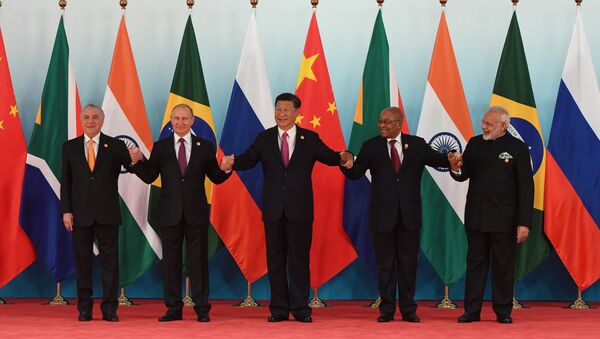 O presidente da Federação da Rússia, Vladimir Putin (segundo da esquerda para a direita), posa para fotografia conjunta dos líderes do BRICS - Sputnik Brasil