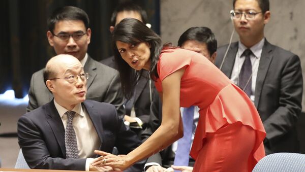Representante permanente dos Estados Unidos na ONU, Nikki Haley, conversa com seu colega chinês, Liu Jieyi - Sputnik Brasil