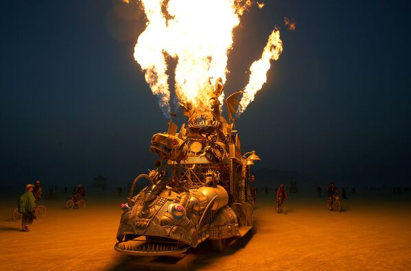 Os participantes são incentivados a levar obras de arte para o Burning Man. - Sputnik Brasil