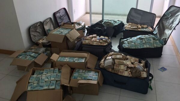 Caixas e malas com dinheiro foram encontradas pela Polícia Federal (PF) em um imóvel que seria, supostamente, utilizado por Geddel Vieira Lima - Sputnik Brasil