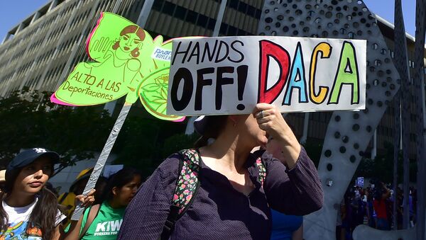 Young immigrants and supporters walk holding signs during a rally in support of Deferred Action for Childhood Arrivals (DACA) in Los Angeles, California - Sputnik Brasil