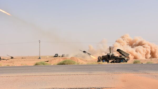 Material bélico do Exército Árabe Sírio é visto disparando em Deir ez-Zor  - Sputnik Brasil