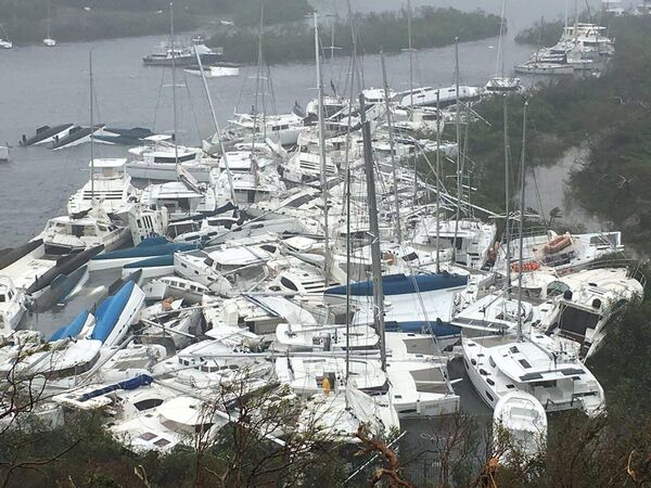 Barcos que sofreram danos e caos ao longo da costa da ilha de Tortola (uma das Ilhas Virgens Britânicas) - Sputnik Brasil