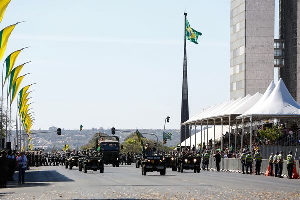 Desfile militar em Brasília por ocasião das comemorações do Dia da Independência do Brasil - Sputnik Brasil
