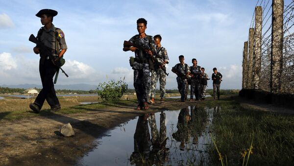 Policiais de Mianmar patrulhando a fronteira entre Mianmar e Bangladesh no estado de Rakhine (foto de arquivo) - Sputnik Brasil
